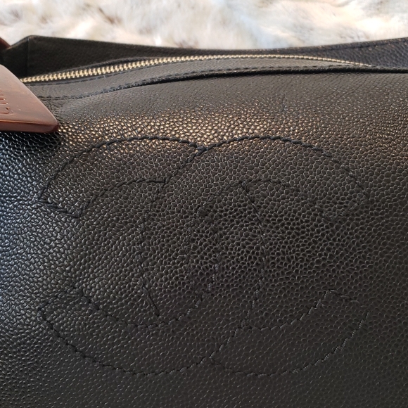 Chanel Caviar crescent hobo caviar black 2003 Near new condition. - Picture 5 of 9